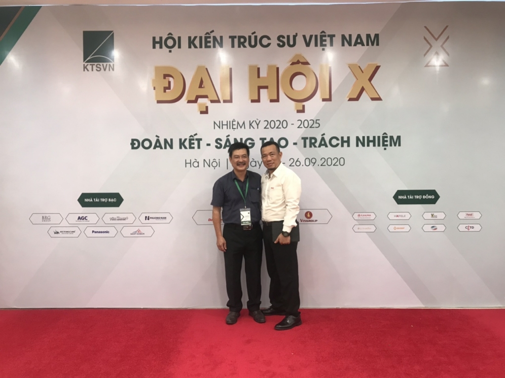 ông Ngô Quang Nam - TGĐ Công ty Friendship cùng chụp ảnh lưu niệm tại Đại hội đại biểu toàn quốc Hội Kiến trúc sư Việt Nam lần thứ X nhiệm kỳ 2020 – 2025.