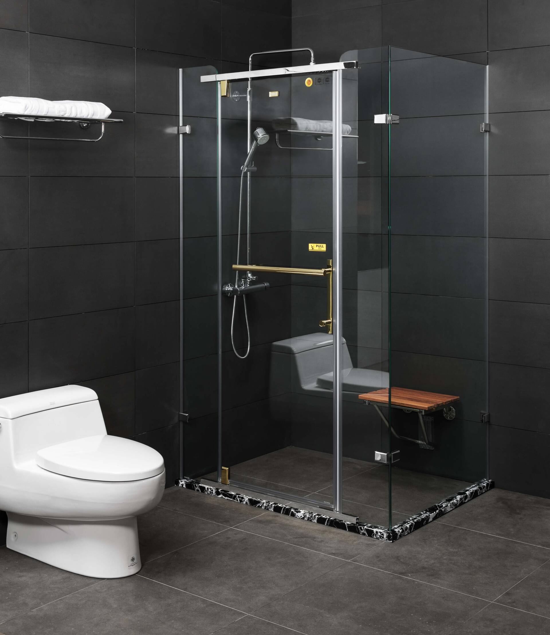 Phòng tắm kính vuông góc cửa xoay mang đến vẻ sang trọng, hiện đại cho phòng tắm