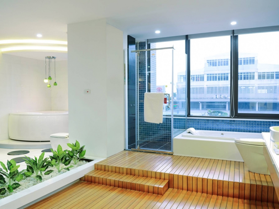 Phòng tắm kính không có giới hạn cận dưới, nhưng không nên thấp hơn 1,8m để thuận tiện khi sử dụng
